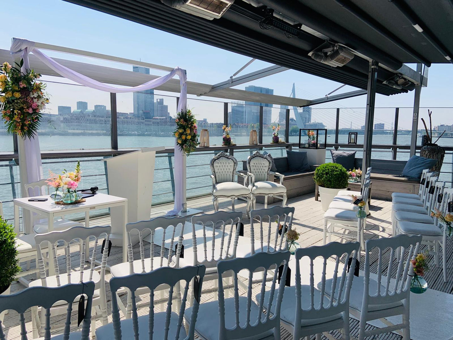 Eau Lounge