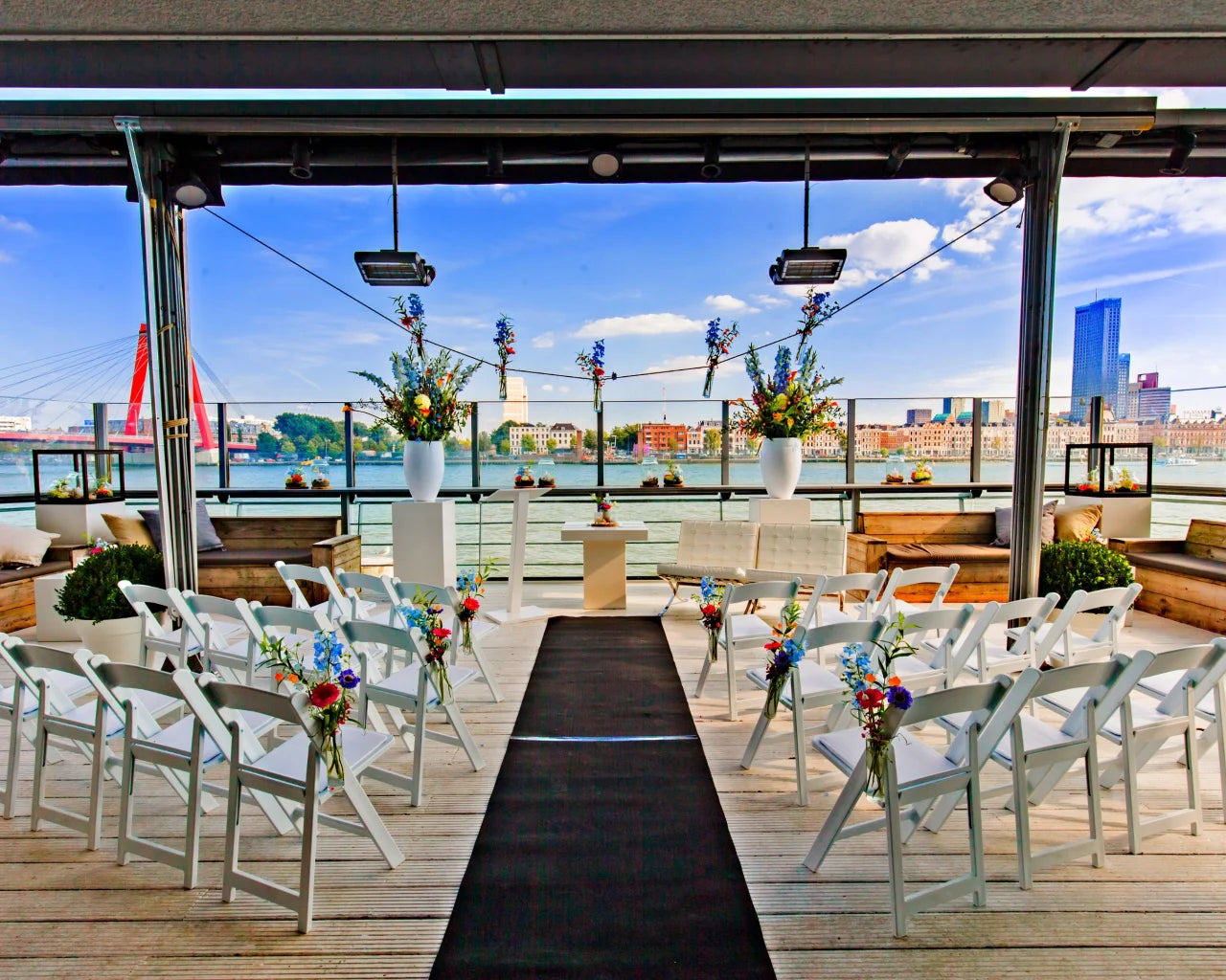 Eau Lounge